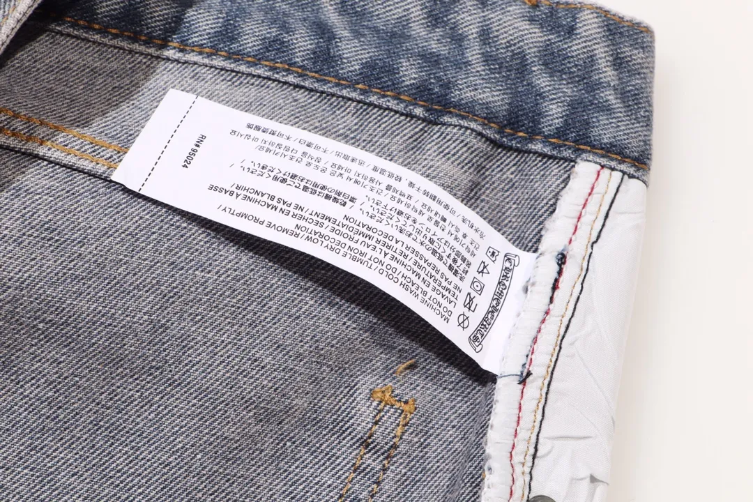 P250 style number: H433 Chrome Hearts CH Chrome Hearts heavy industry damaged ripped high street jeans exude uninhibited personality and unique charm. Every wear and tear is carefully designed to present a unique artistic feel. Made of imported denim fabric, which has undergone heavy industrial washing and destruction treatment, the trousers show a super cool effect on the upper body, allowing you to dominate the fashion stage.  This is more than just a pair of jeans, it is an expression of attitude. With its unique design concept and ultimate pursuit of details, Croxin breaks traditional boundaries and defines the jeans trend in the new era. The trousers are made of double-layer woven fabric and matched with customized hardware, showing an incomparably beautiful and unique style, making every wearer the focus of fashion. Imported denim fabric, super heavy-duty washed and damaged, the upper body is super cool! Customized hardware, incomparably good-looking model. The production process is difficult. It has a high-street feel. Color: blue Size: S M L XL XXL